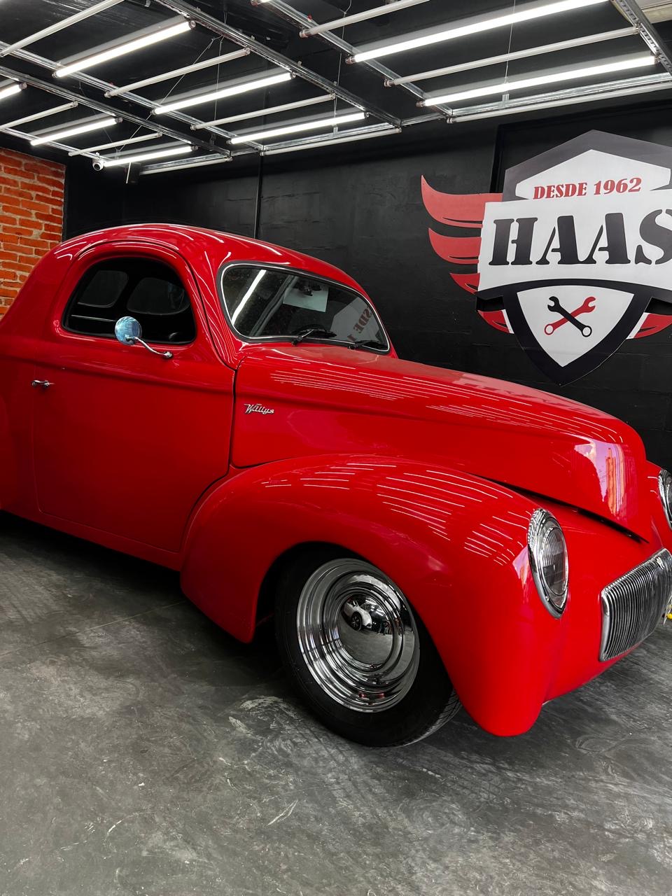 Willys Coupé vermelho com pintura espelhada