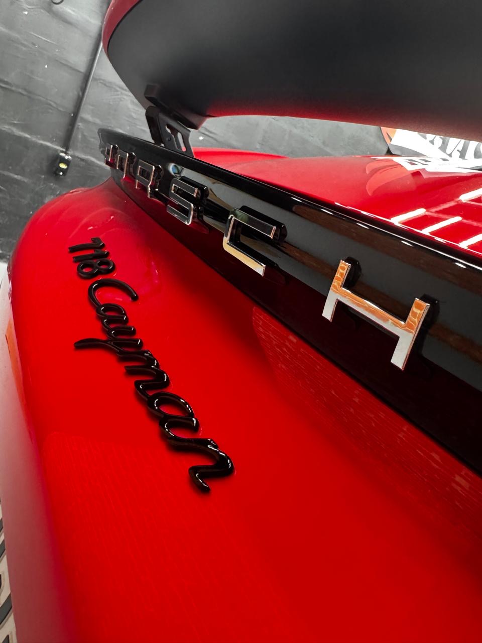 Detalhe do emblema traseiro do 718 Cayman
