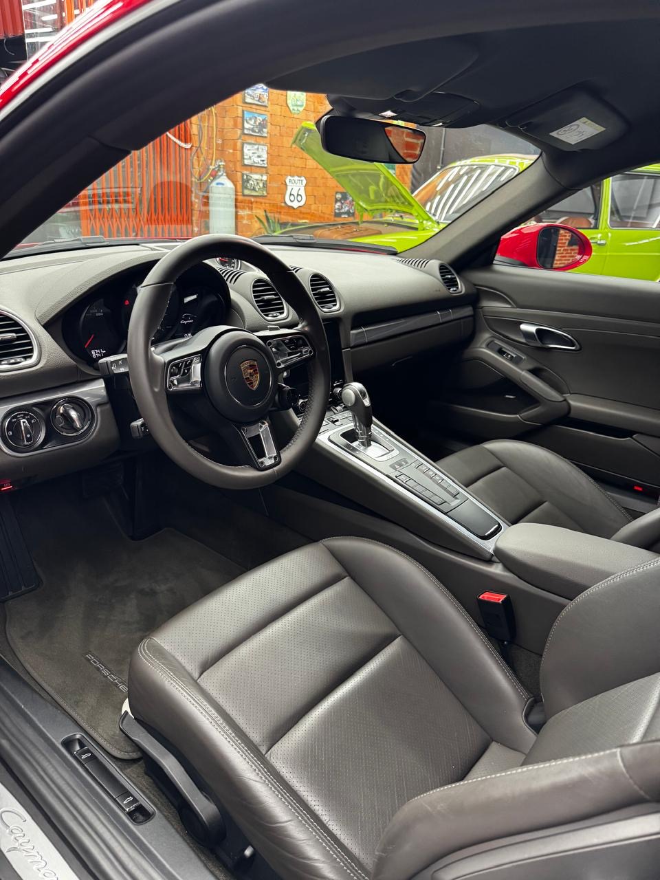 Interior do Porsche 718 Cayman higienizado