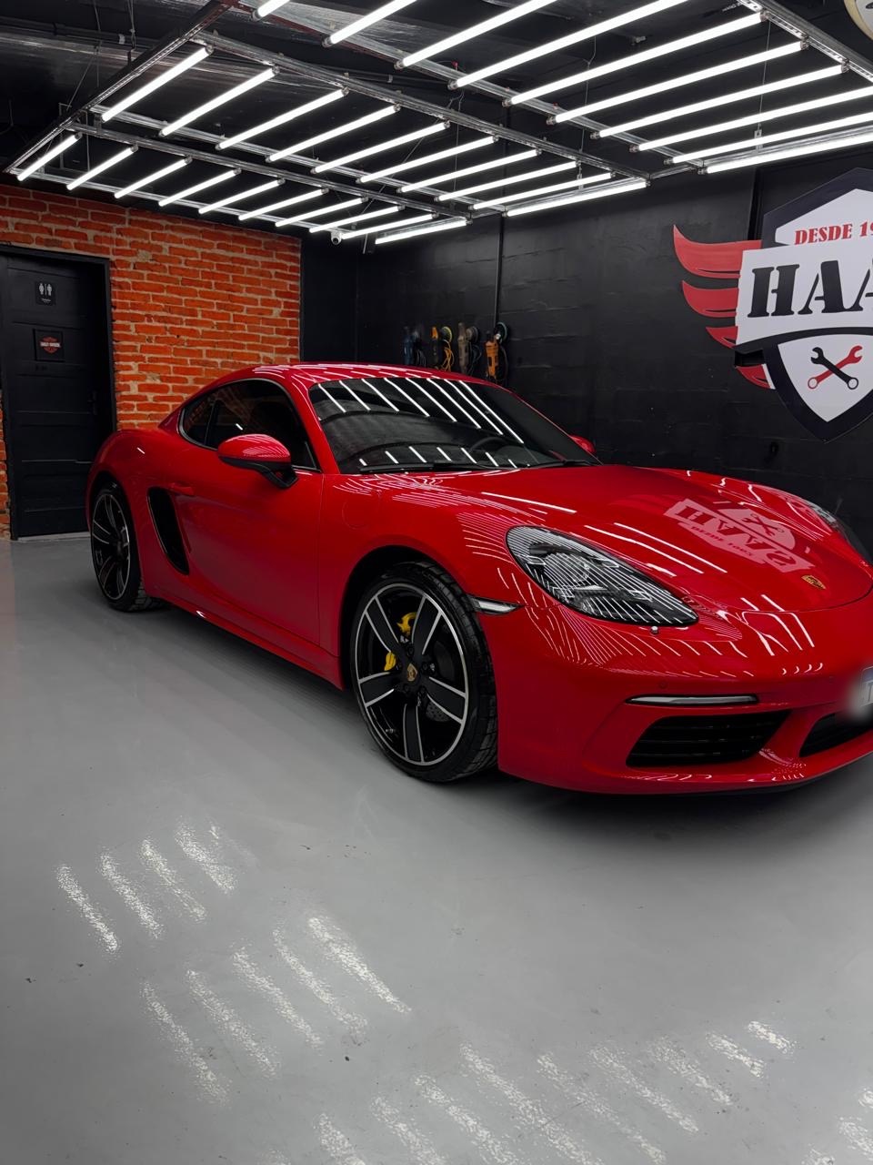 Porsche 718 Cayman vermelho com pintura espelhada na Haas